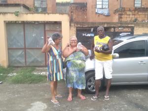 Entrega de doces em Cosmorama durante o dia de São Cosme Damião